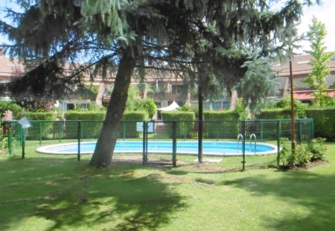 Alojamientos Castellana Jardin 1 Y 2 Parking Y Piscina Gratis!! Бургос Экстерьер фото